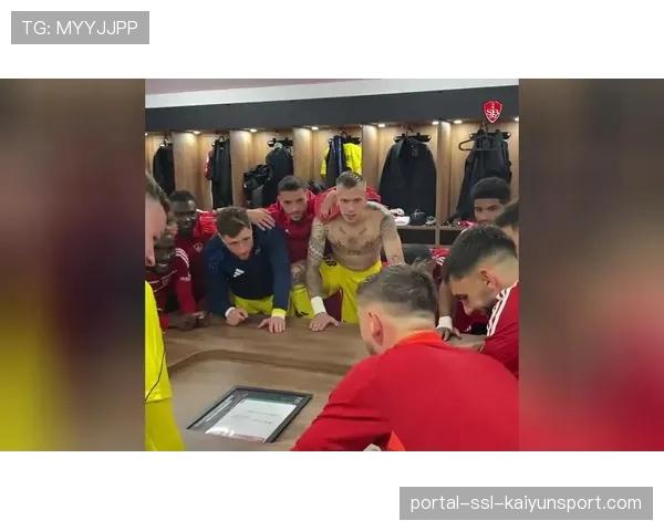 巴黎FC更衣室庆祝视频流出，球员高歌庆祝历史性胜利